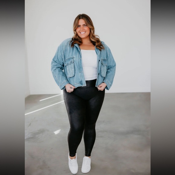 Risen Curvy Denim Jacket Size 2XL Medium Wash Cargo Pockets Zipper Button Front - Picture 3 of 10